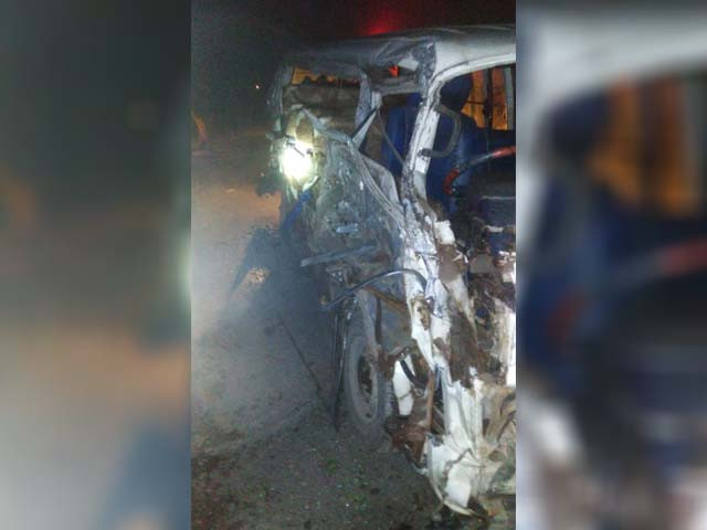 the driver of hiace 2753 coming from raiwind lost control over the vehicle near the langra phatak area photo express