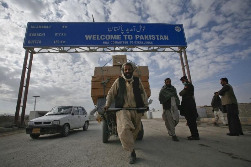 Photo of Pakistan opens more border crossings to Afghan earthquake victims