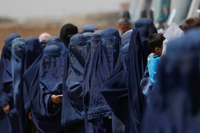 displaced afghan women stand waiting to receive cash aid for displaced people in kabul afghanistan july 28 2022 photo reuters displaced afghan women stand waiting to receive cash aid for displaced people in kabul afghanistan july 28 2022 photo reuters