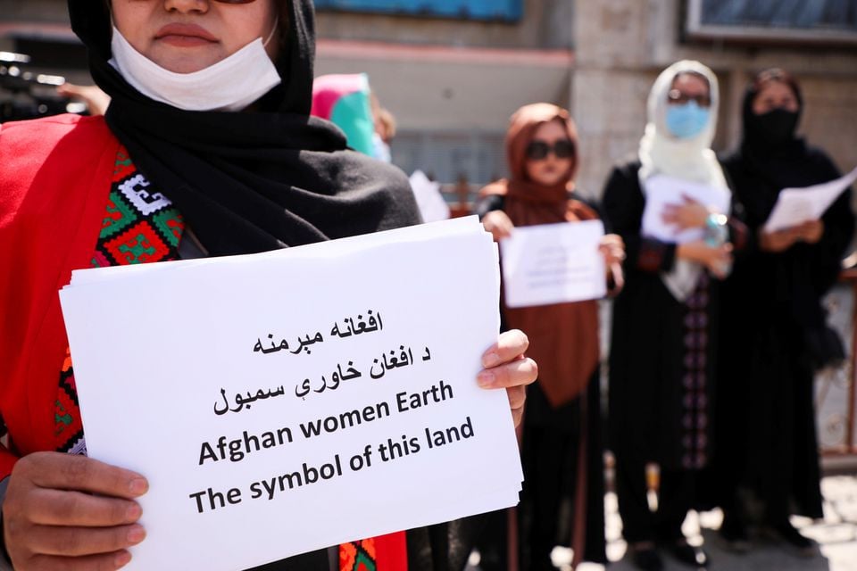 afghan women s rights defenders and civil activists protest to call on the taliban for the preservation of their achievements and education in front of the presidential palace in kabul afghanistan september 3 2021 photo reuters file