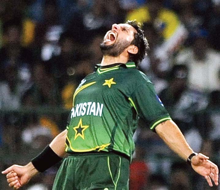 defiant afridi gets hero s welcome