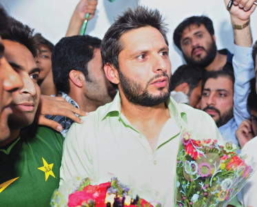 afridi returns to rapturous welcome afridi returns to rapturous welcome