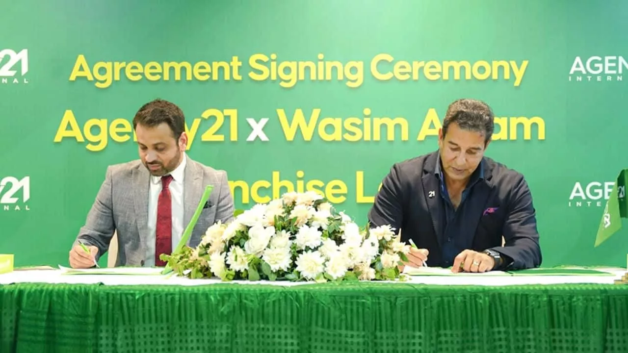 wasim akram signs the agreement as agency21 international launch their frist ever franchise photo courtesy press release wasim akram signs the agreement as agency21 international launch their frist ever franchise photo courtesy press release