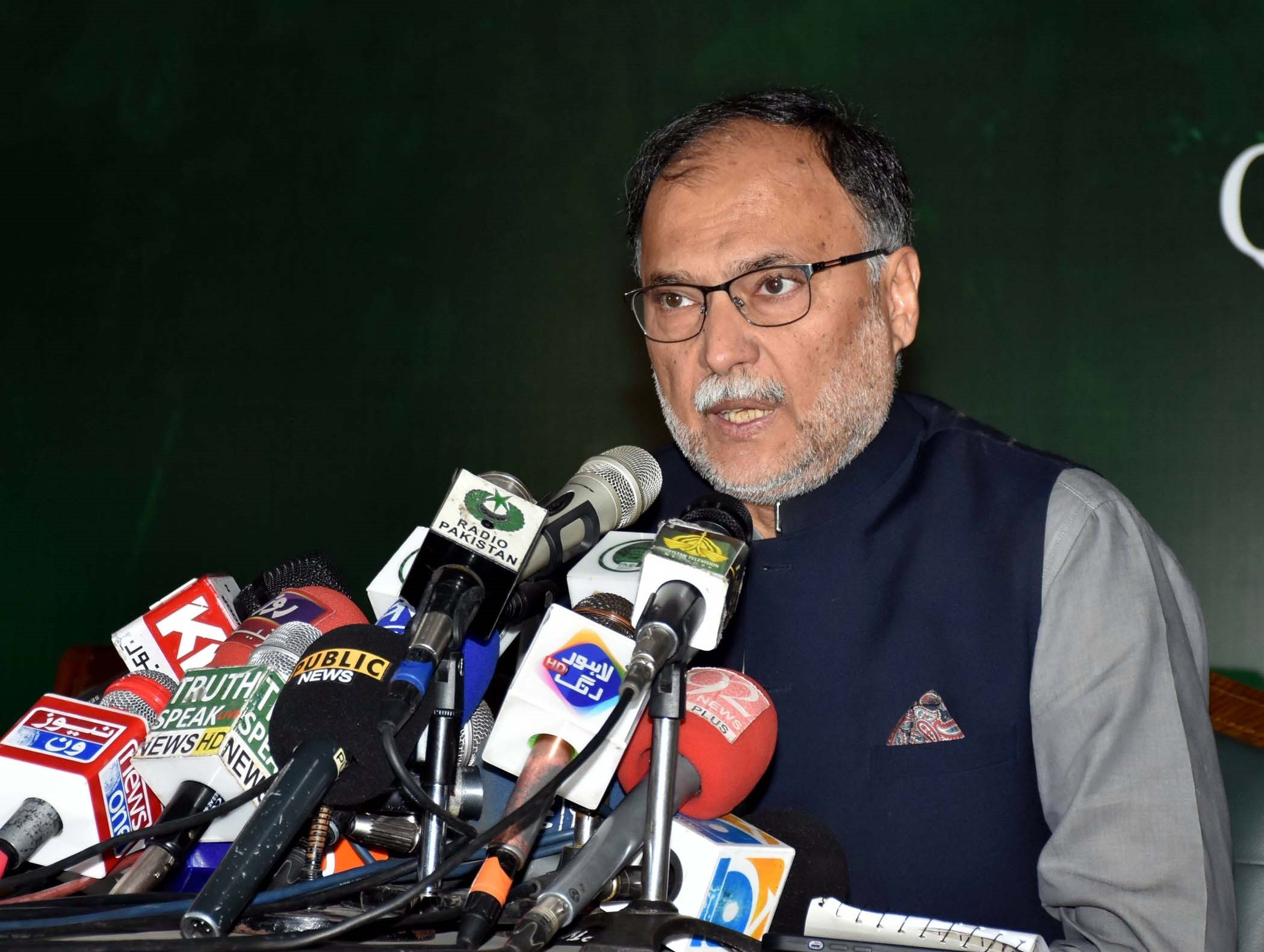 Twitter boils with anger over Ahsan Iqbal's reducing tea comment