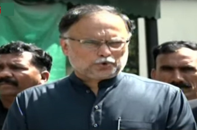 pml n leader ahsan iqbal talking to media persons in lahore on march 26 2021 screengrab