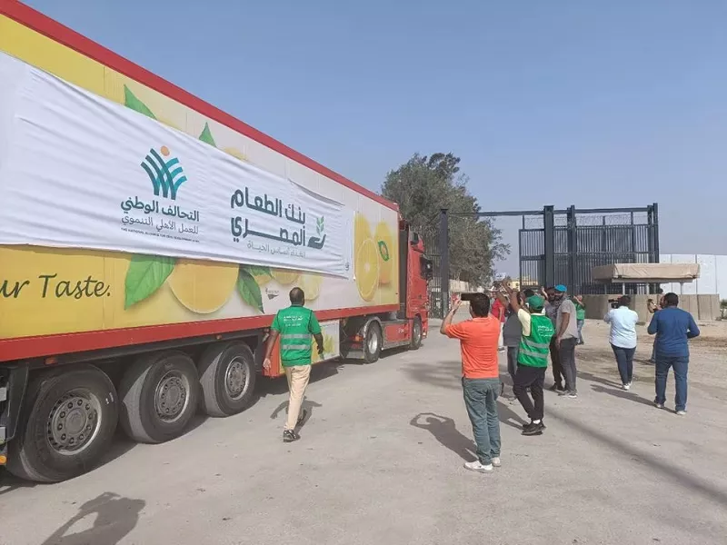 egyptian volunteers gather next to a truck carrying humanitarian aid as it drives through the rafah crossing from the egyptian side in rafah egypt october 22 2023 photo reuters egyptian volunteers gather next to a truck carrying humanitarian aid as it drives through the rafah crossing from the egyptian side in rafah egypt october 22 2023 photo reuters