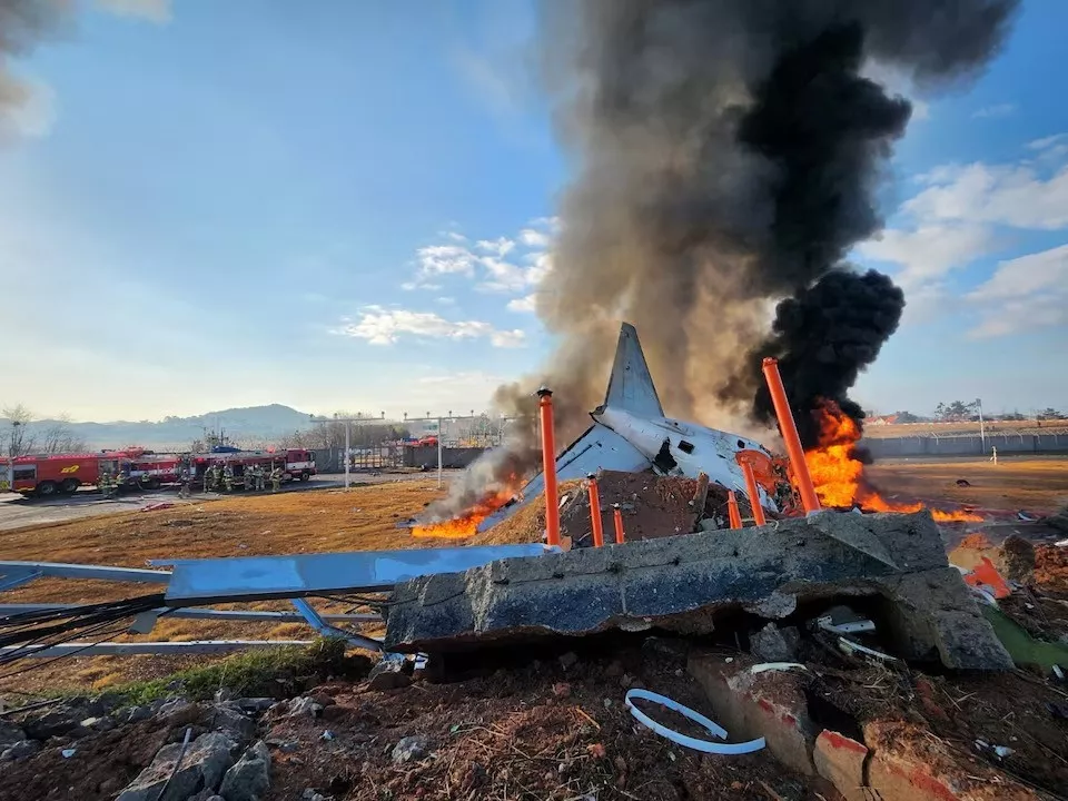 firefighters carry out extinguishing operations on an aircraft which drove off runaway at muan international airport in muan south jeolla province south korea on december 29 2024 photo reuters firefighters carry out extinguishing operations on an aircraft which drove off runaway at muan international airport in muan south jeolla province south korea on december 29 2024 photo reuters