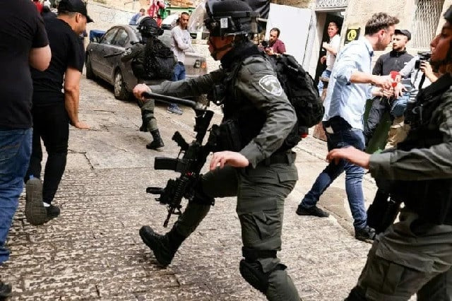 israeli police chase palestinian youths in jerusalem s old city photo afp israeli police chase palestinian youths in jerusalem s old city photo afp