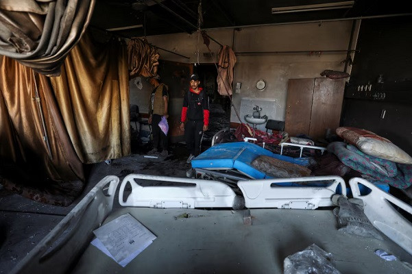 palestinians inspect the damages at al shifa hospital after israeli forces withdrew from the hospital and the area around it following a two week operation photo reuters