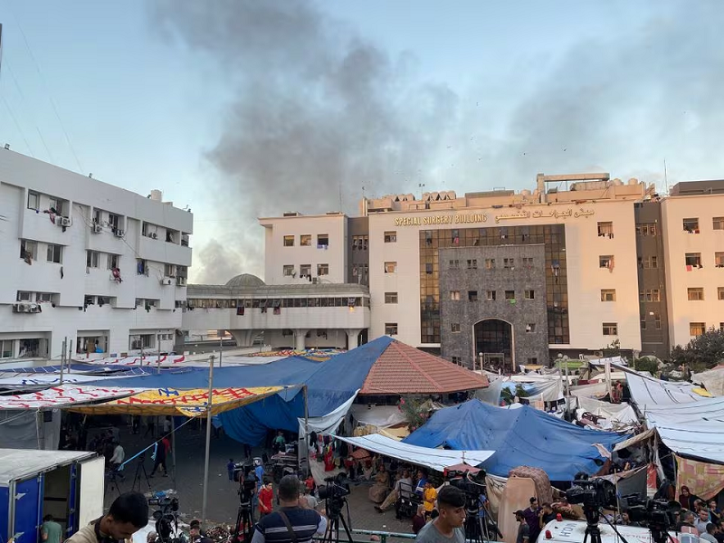 Smoke rises as displaced Palestinians take shelter at Al Shifa hospita in Gaza City, November 8, 2023. PHOTO: REUTERS