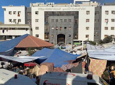 gaza s main hospital becomes teeming camp for displaced people