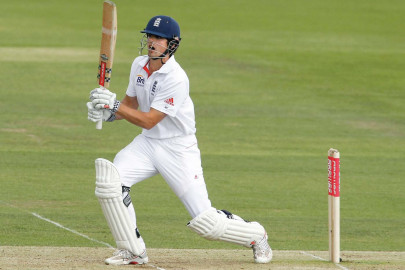 strauss outwitted as rain continues to mar play