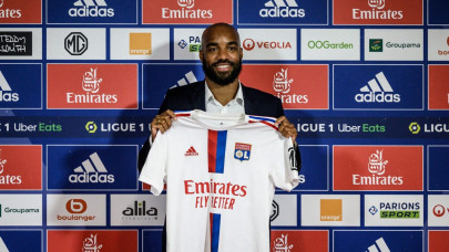 lacazette returns to lyon on free transfer from arsenal