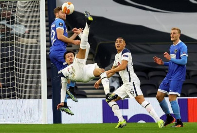 amazing alli helps spurs ease into europa league last 16