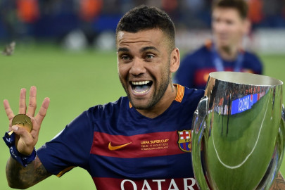 alves agrees barcelona return