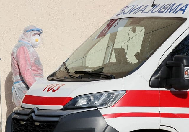 a health worker stands near an ambulance with a covid 19 patient as they wait in the queue at a hospital for people infected with coronavirus disease covid 19 in kyiv ukraine november 9 2021 photo reuters a health worker stands near an ambulance with a covid 19 patient as they wait in the queue at a hospital for people infected with coronavirus disease covid 19 in kyiv ukraine november 9 2021 photo reuters