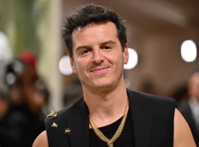 andrew scott rejects openly gay label straight people don t have to explain their sexuality