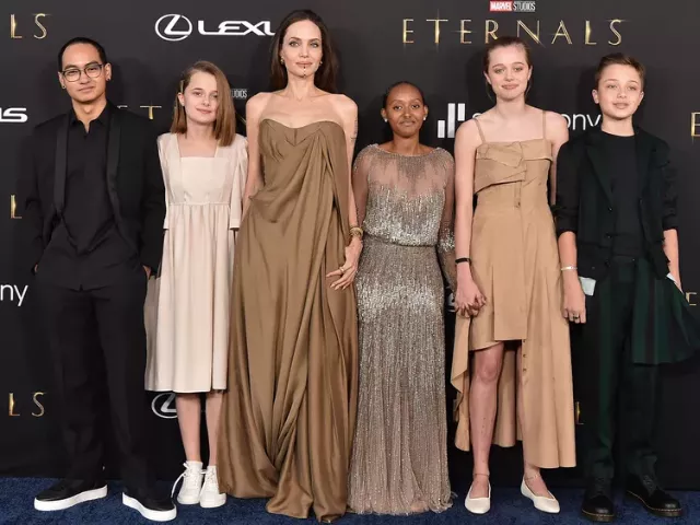 maddox jolie pitt vivienne jolie pitt angelina jolie knox jolie pitt shiloh jolie pitt and zahara jolie pitt attend the los angeles premiere of marvel studios eternals on october 18 2021 in los angeles california photo axelle bauer griffin filmmagic maddox jolie pitt vivienne jolie pitt angelina jolie knox jolie pitt shiloh jolie pitt and zahara jolie pitt attend the los angeles premiere of marvel studios eternals on october 18 2021 in los angeles california photo axelle bauer griffin filmmagic