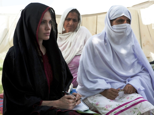 angelina jolie in pakistan to meet flood victims