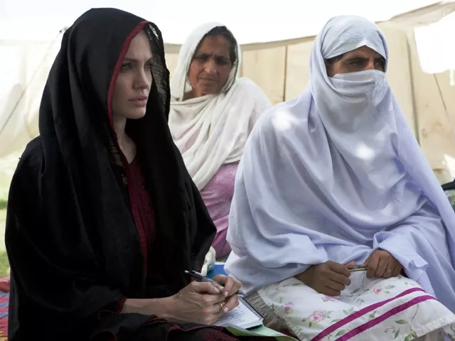 angelina jolie in pakistan to meet flood victims angelina jolie in pakistan to meet flood victims
