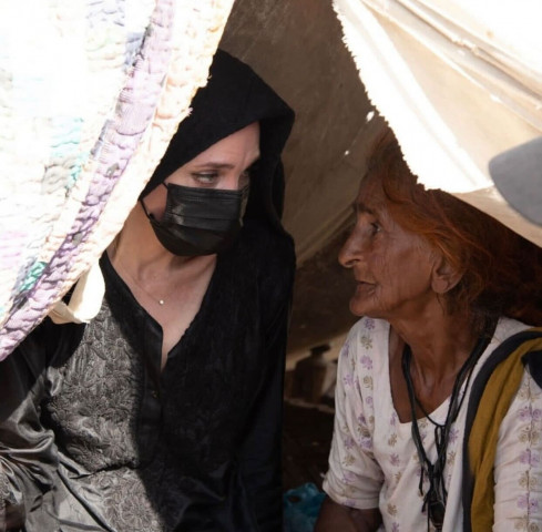 in pictures angelina jolie visits flood hit areas