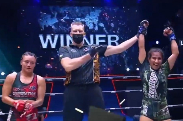 watch pakistan s first female mma fighter knocks out aussie opponent watch pakistan s first female mma fighter knocks out aussie opponent