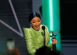 cardi b hosts wwe summerslam 2025 with new music and fan energy