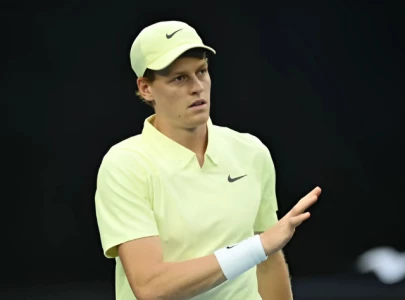 world no 1 jannik sinner overcomes early scare to advance in australian open