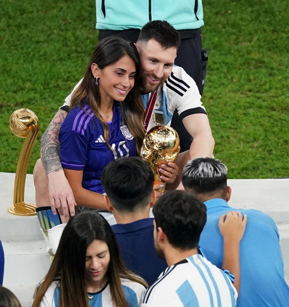 In Pictures, Deepika Padukone unveils the FIFA World Cup trophy along with  Spanish goalkeeper Iker Casillas