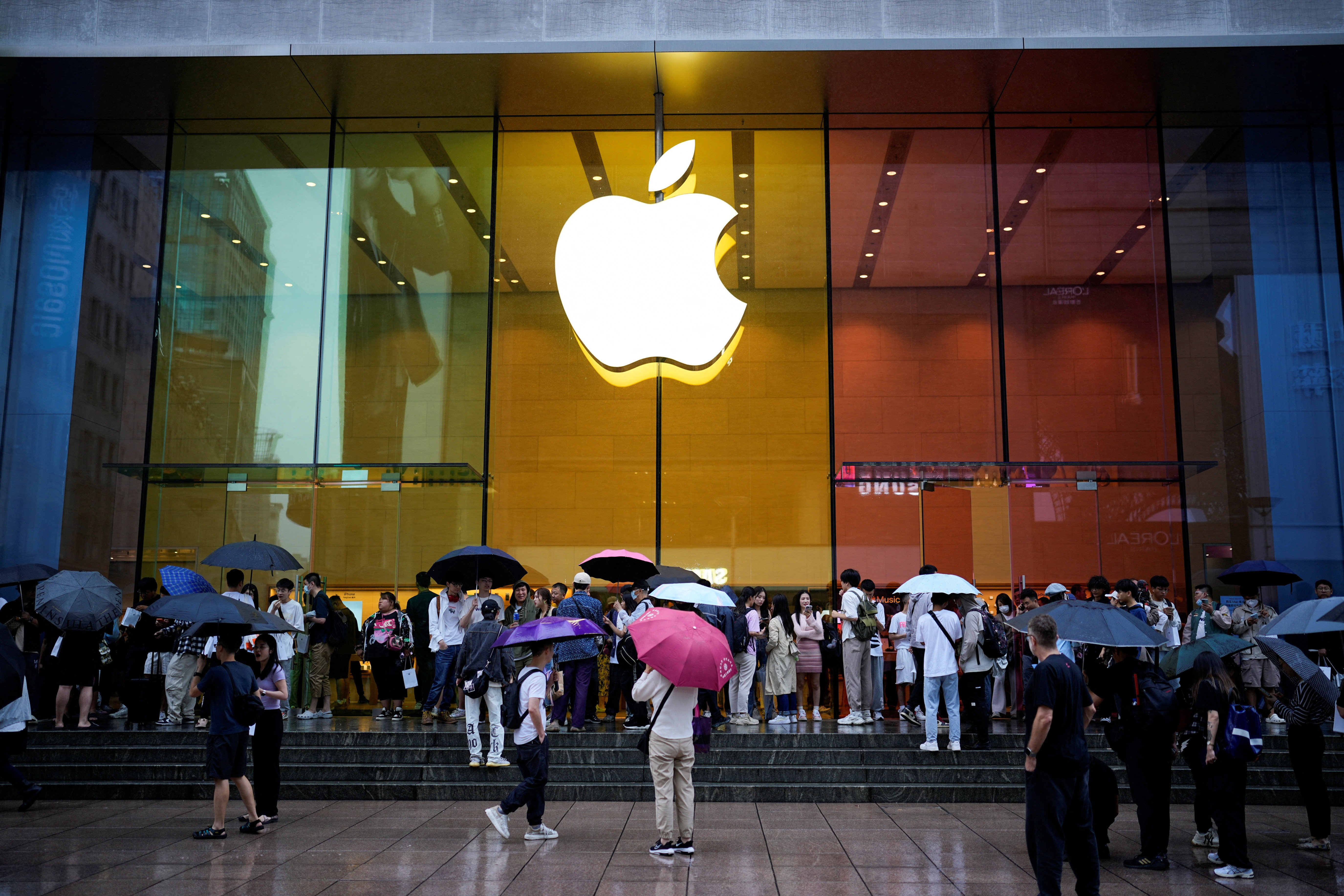 Apple’s flagship Shanghai store buzzes as iPhone 15 goes on sale | The Express Tribune