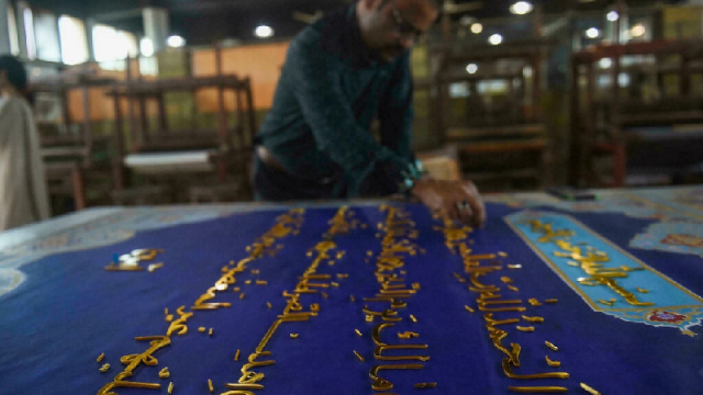 a pakistani artist works on a arabic calligraphy project made with gold plated letters at arts council of pakistan in port city of karachi on september 6 2021 photo afp a pakistani artist works on a arabic calligraphy project made with gold plated letters at arts council of pakistan in port city of karachi on september 6 2021 photo afp