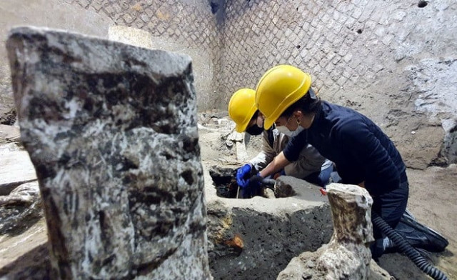 archaeologists work inside a slaves room discovered at a roman villa near the ancient roman city of pompeii destroyed in 79 ad in volcanic eruption italy 2021 photo reuters archaeologists work inside a slaves room discovered at a roman villa near the ancient roman city of pompeii destroyed in 79 ad in volcanic eruption italy 2021 photo reuters