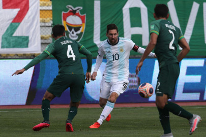 late goal gives argentina 2 1 win over bolivia