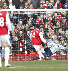 arsenal late show downs huddersfield