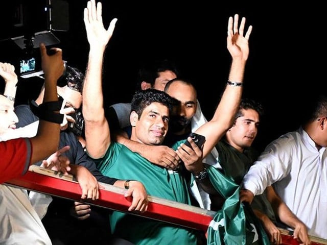 national pride arshad nadeem welcomed home in mian channu after hero s reception in lahore national pride arshad nadeem welcomed home in mian channu after hero s reception in lahore