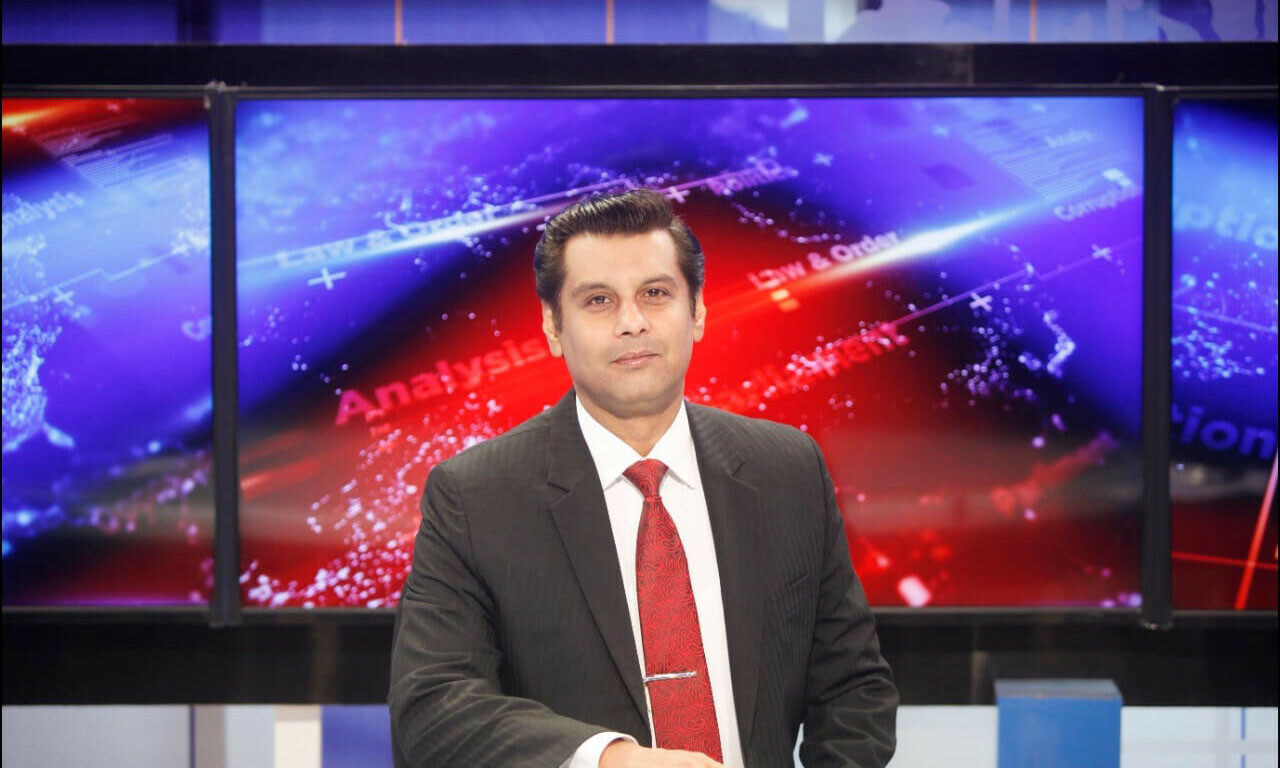 arshad sharif receives hero s welcome as body reaches pakistan