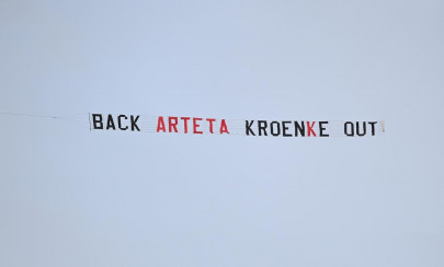 arteta backs board after kroenke out plane stunt