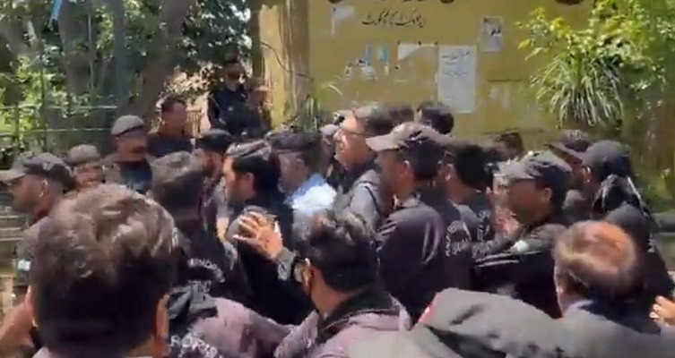 pakistan tehreek e insaf pti leader being taken away by islamabad police officials from the premises of the islamabad high court ihc photo screengrab