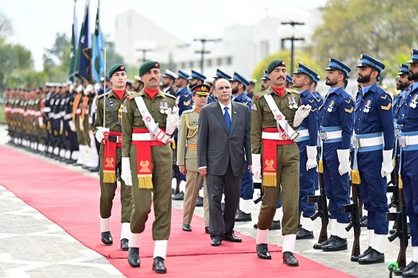 president asif ali zardari receives the guard of honour photo app