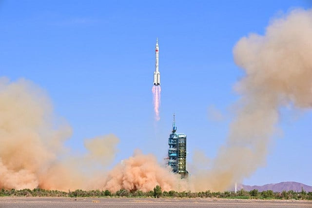 the long march 2f carrier rocket carrying the shenzhou 14 spacecraft and three astronauts takes off from jiuquan satellite launch center for a crewed mission to build china s space station near jiuquan gansu province china june 5 2022 photo reuters the long march 2f carrier rocket carrying the shenzhou 14 spacecraft and three astronauts takes off from jiuquan satellite launch center for a crewed mission to build china s space station near jiuquan gansu province china june 5 2022 photo reuters