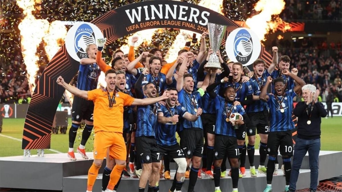 champions atalanta s players celebrate with the trophy on the podium after winning the uefa europa league final football match between atalanta and bayer leverkusen at the dublin arena stadium photo afp