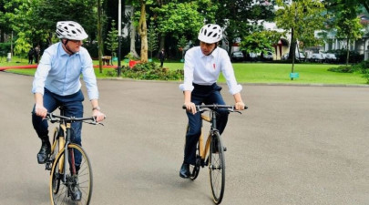 new australia pm indonesia president ride bikes as diplomatic wheels turn