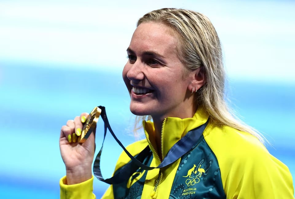 gold medallist ariarne titmus of australia celebrates with her gold medal in women s 400m freestyle in paris olympics at paris la defense arena france july 27 2024 photo reuters