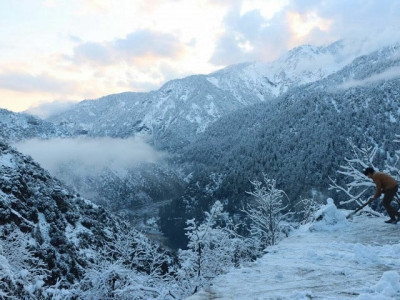 avalanche kills 19 on pak afghan border