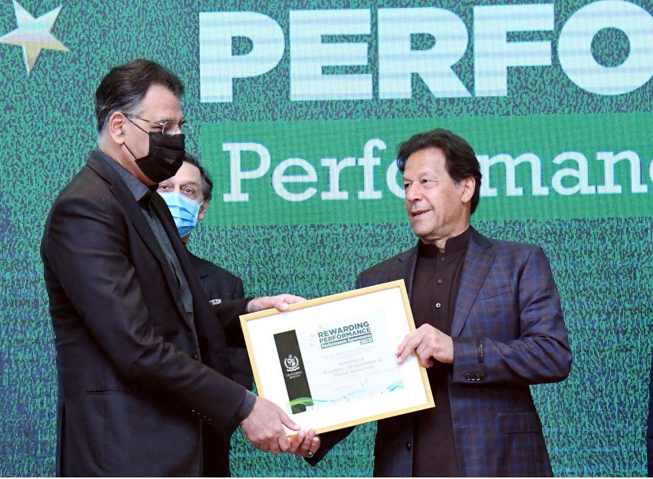 pm imran awards appreciation certificate to planning minister asad umar in islamabad on feb 10 2022 photo pid