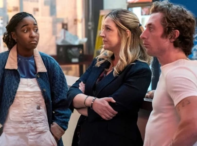 the bear season 3 premiere ayo edebiri jeremy allen white and more arrive on red carpet