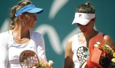 tennis azarenka clinches andalucia title