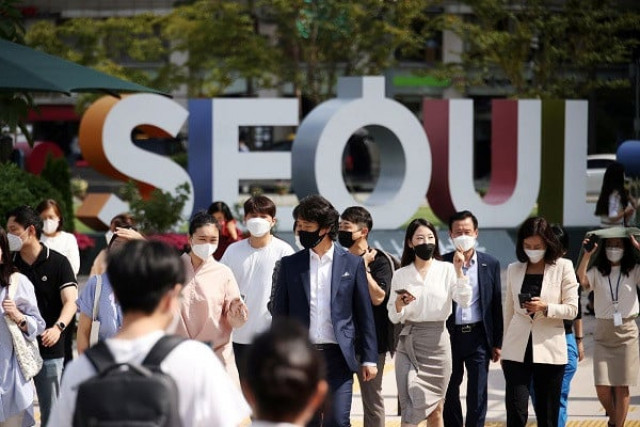 commuters wearing masks to avoid contracting the coronavirus disease covid 19 walk on a zebra crossing in seoul south korea september 24 2021 photo reuters commuters wearing masks to avoid contracting the coronavirus disease covid 19 walk on a zebra crossing in seoul south korea september 24 2021 photo reuters