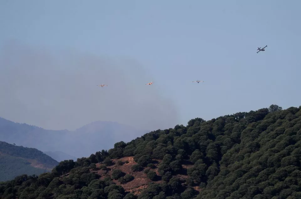 firefighting planes are seen flying from parauta before making a water drop over a wildfire on sierra bermeja mountain in estepona spain september 10 2021 photo reuters firefighting planes are seen flying from parauta before making a water drop over a wildfire on sierra bermeja mountain in estepona spain september 10 2021 photo reuters