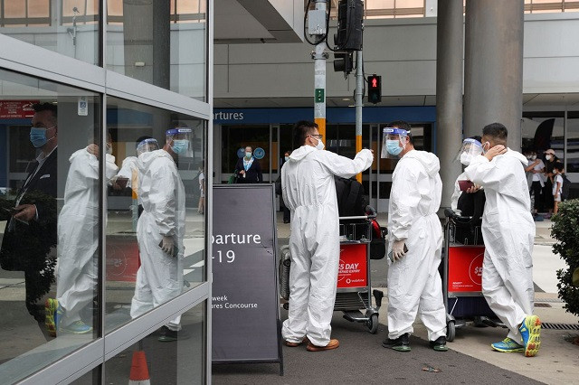 travellers wear personal protective equipment outside the international terminal at sydney airport as countries react to the new coronavirus omicron variant amid the coronavirus disease covid 19 pandemic in sydney australia november 29 2021 photo reuters